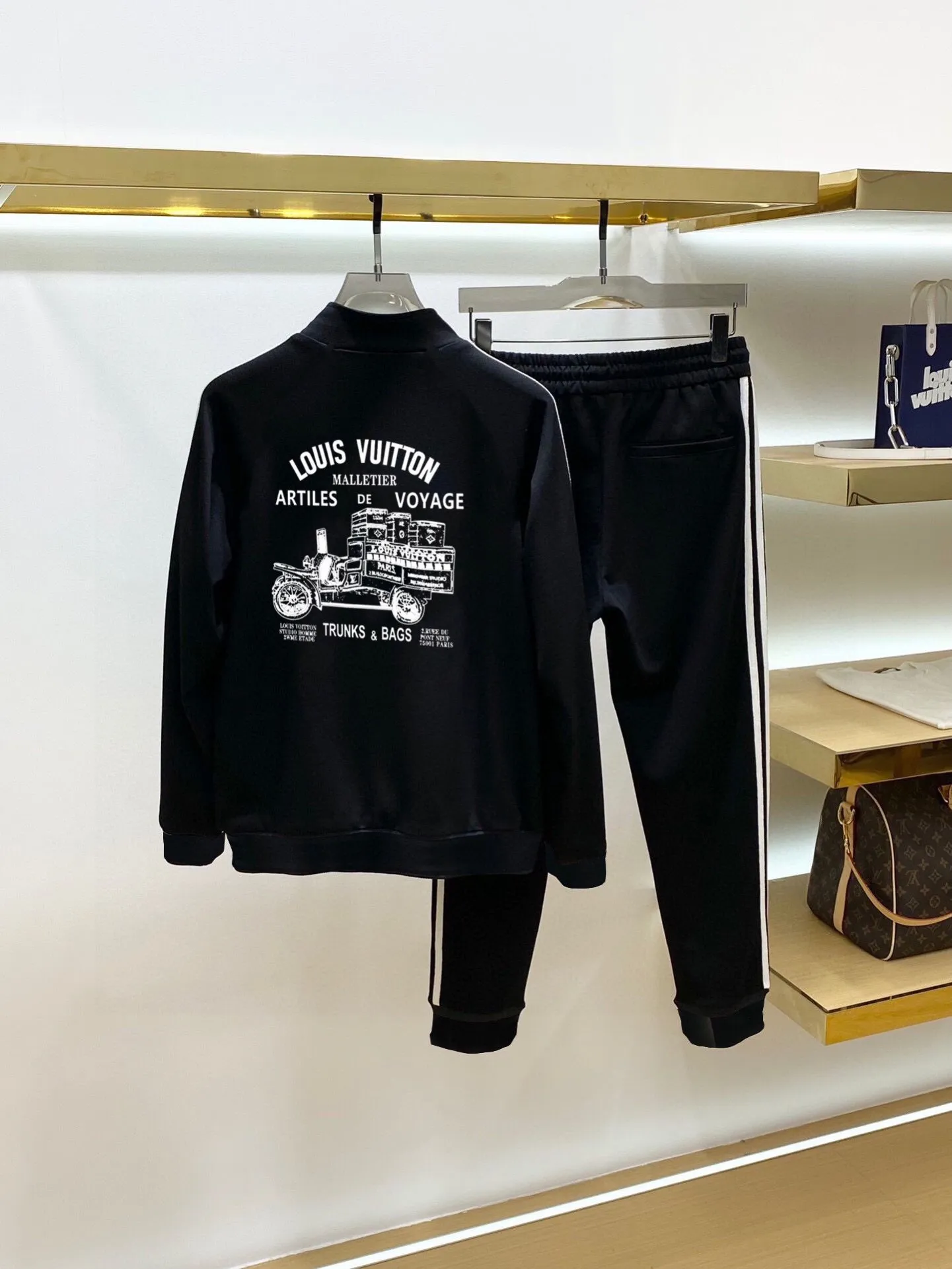 🅿️580 [LV Louis Vuitton] hot-selling suit is coming. Focus on the original version of the official website. 2025 new hot-selling cardigan and sweatshirt suit. The original order is the best. 🇭🇰The meticulous work of top designers for a fitting and perfect upper body effect. All-natural high-quality Tencel Roman cotton 100%, close-fitting comfort, noble and elegant! Original hardware embodies elegance and nobility! Counter size: M-3XL (maximum wear up to 190 pounds)